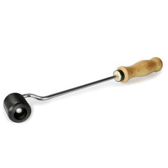 Валик металевий ULTIMATE ROLLER PRO XL на подовженій консолі 42 см з дерев'яною ручкою ULTIMATE 70710602782